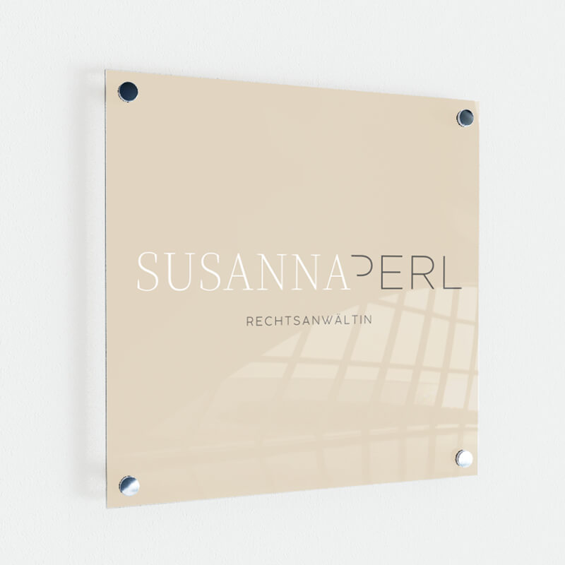 Susanna Perl Schild auf Wand