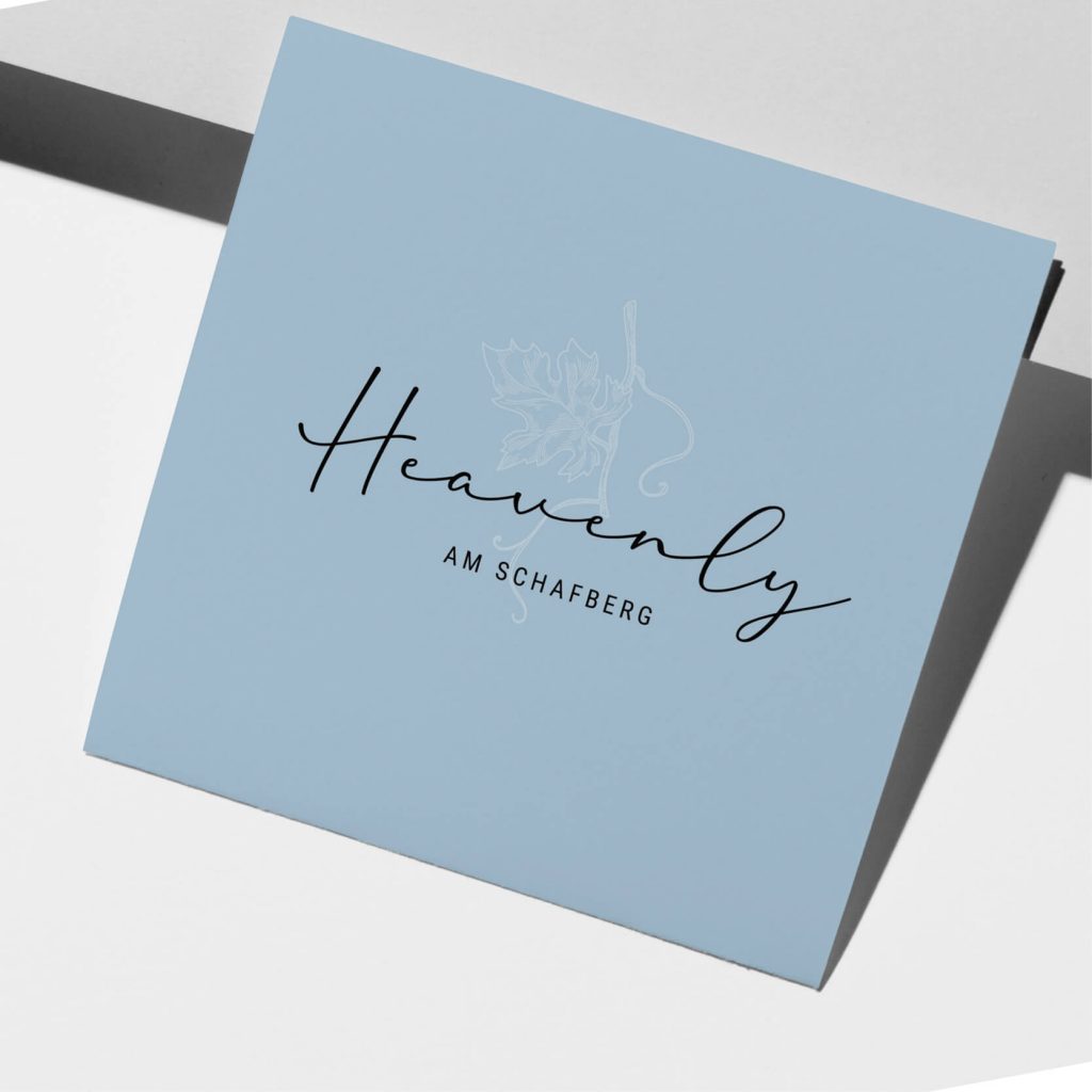 Heavenly Logo auf Blauer Karte abgestützt